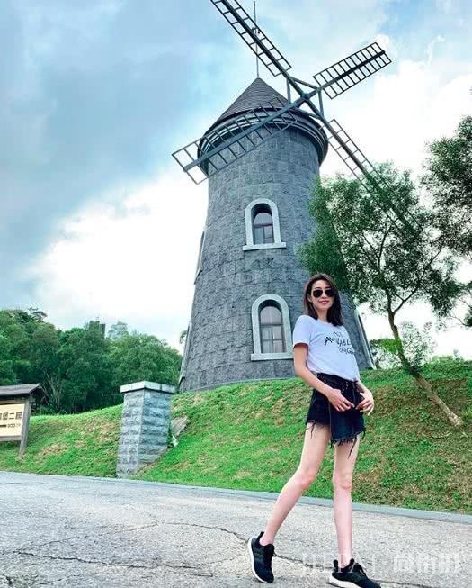 女孩子们今年夏天白T穿搭术在这,学会就能穿出新鲜感