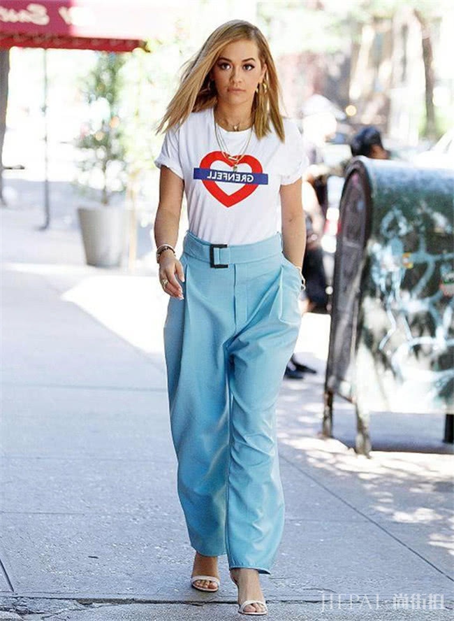 白色T恤搭阔腿裤，演绎夏季时尚浪漫