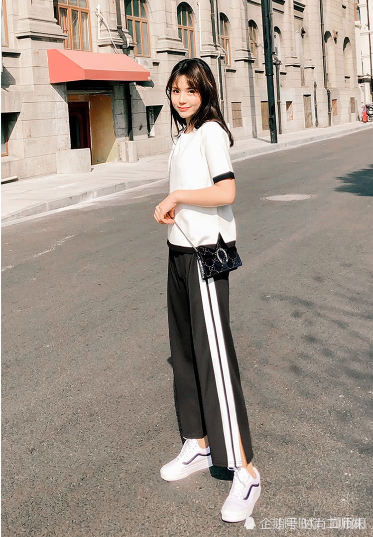 小白鞋搭配碎花和喇叭裤真的很帅气，显高还有女人味