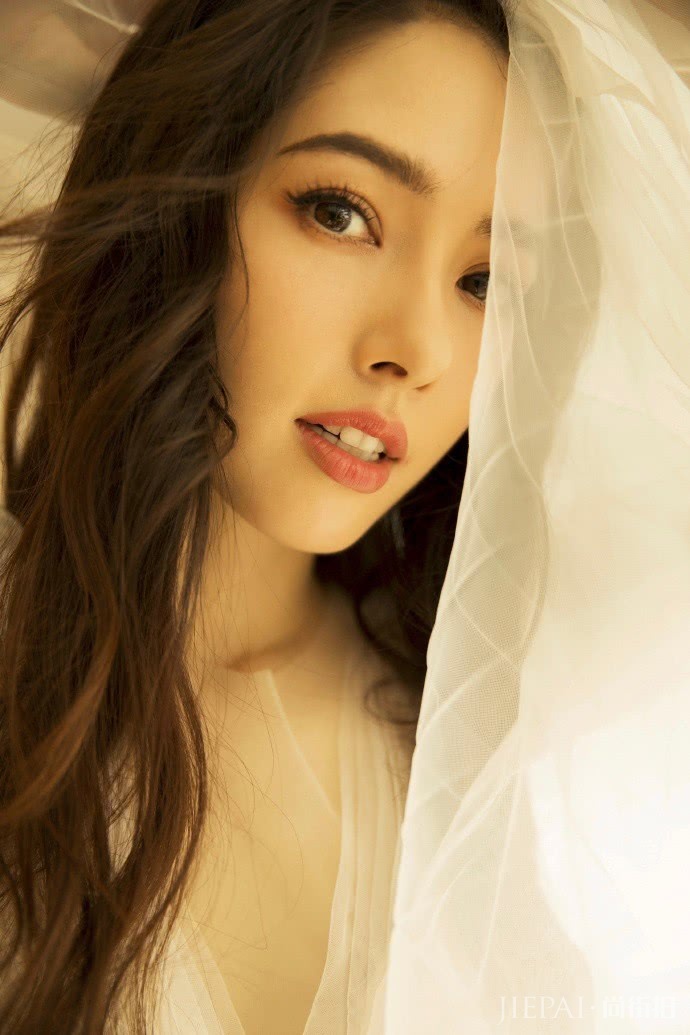 郭碧婷纯白纱裙写真气质如仙,被美晕了