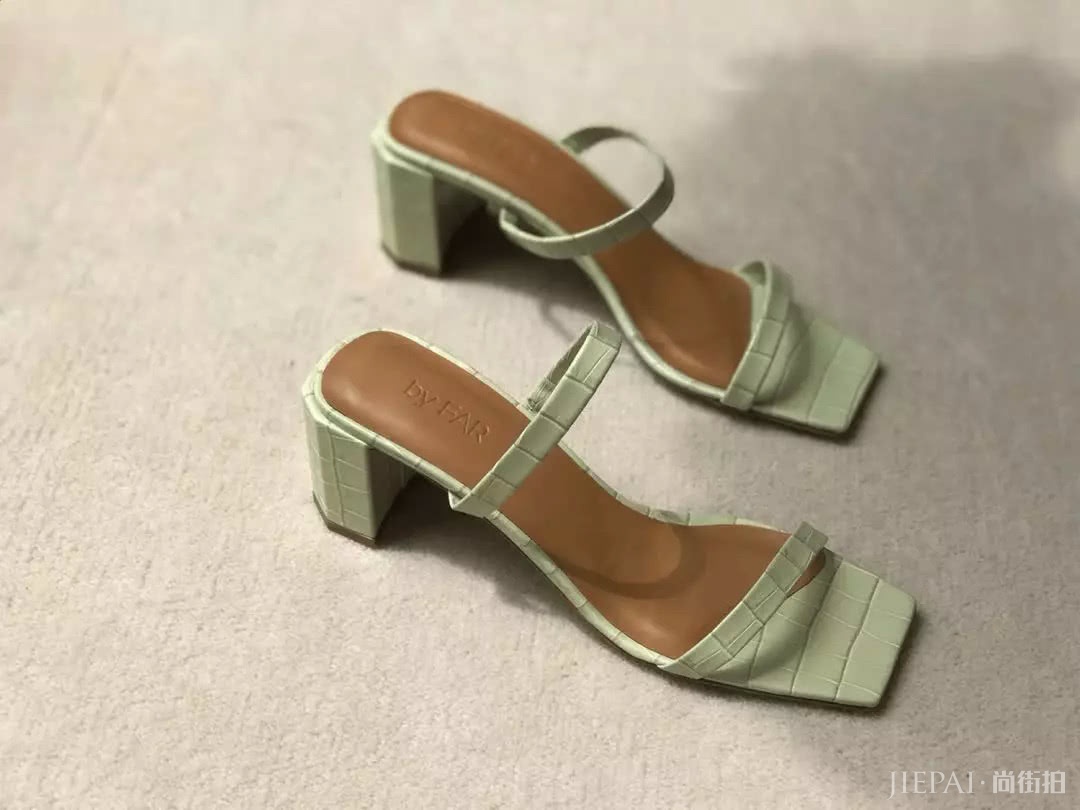 今年最火的细带凉鞋,怎么搭最好看都帮你们看好了