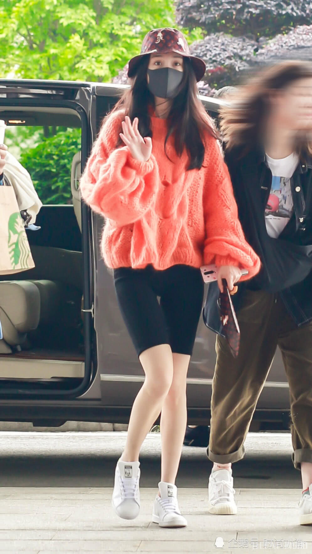 杨幂混搭文艺太好看！美腿+短裤让人尖叫