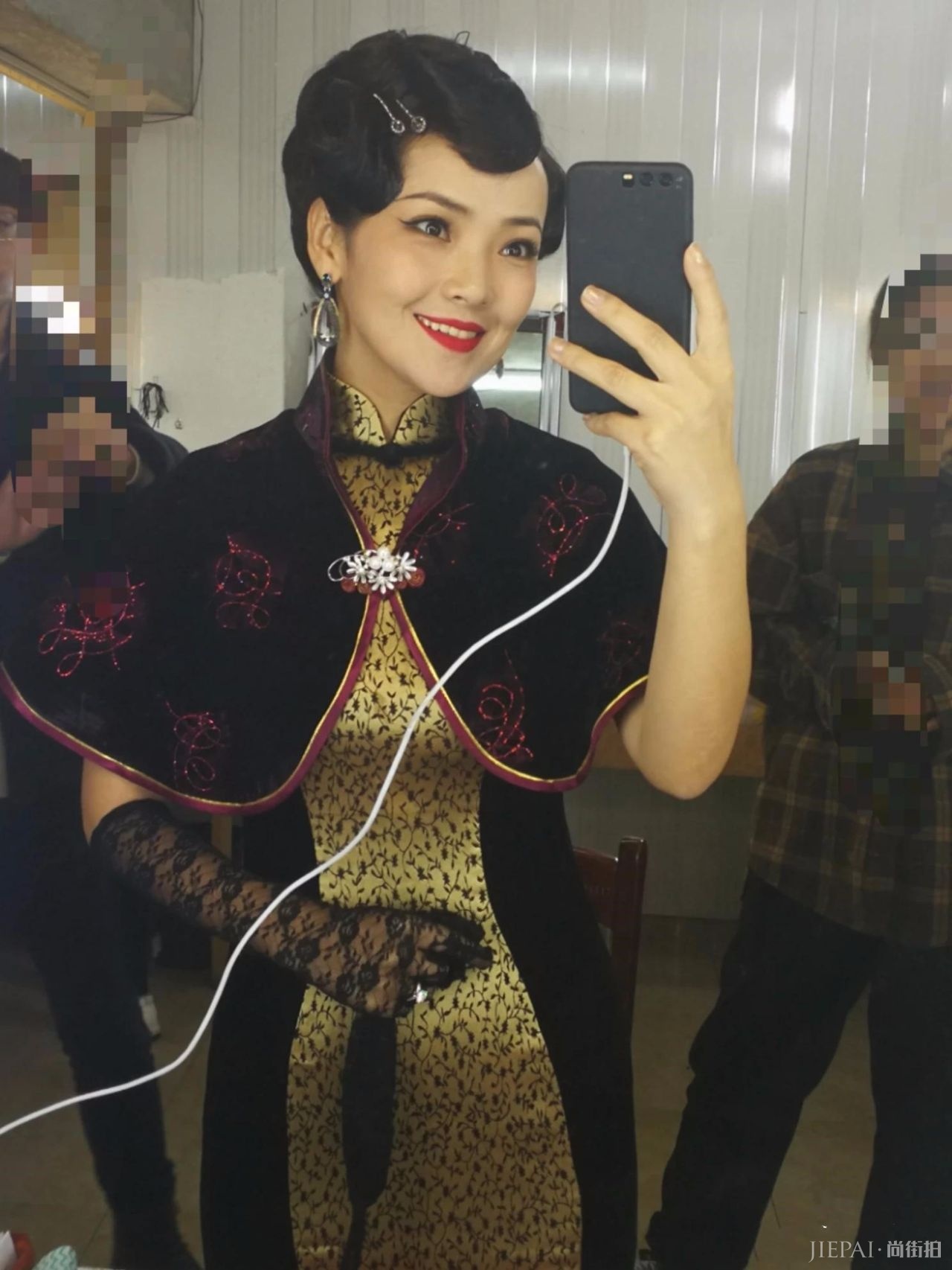 斯琴高丽晒旗袍照,身材凹凸妙曼,古典美气息浓厚?