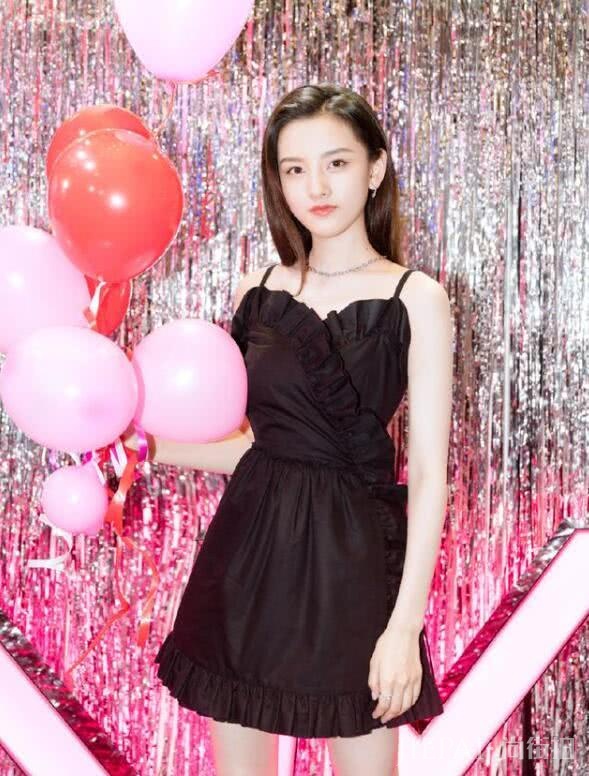 宋祖儿晒新穿搭,吊带裙搭配小脏辫时尚又好看