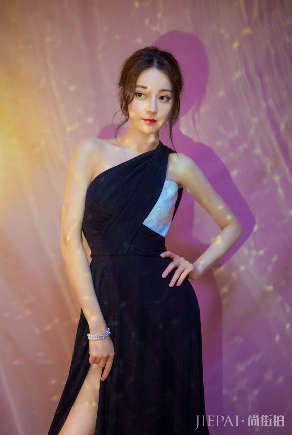 热巴穿高开叉礼裙走活动，微撩裙子却被淤青抢镜