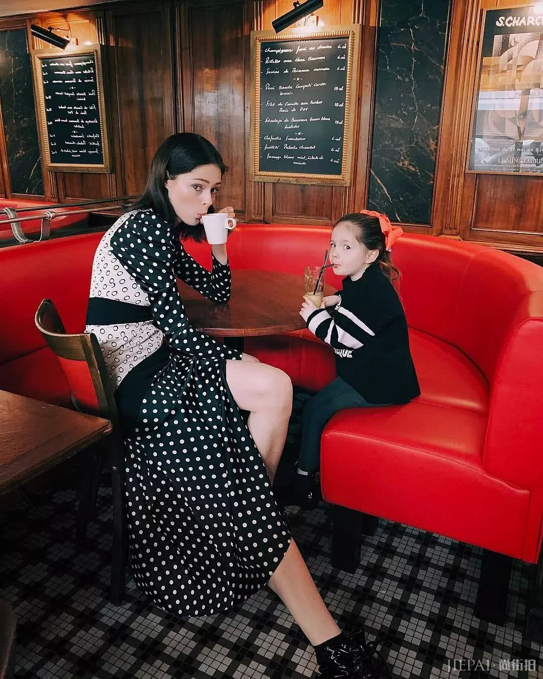 带娃出街这样穿，随手一拍就是杂志大片