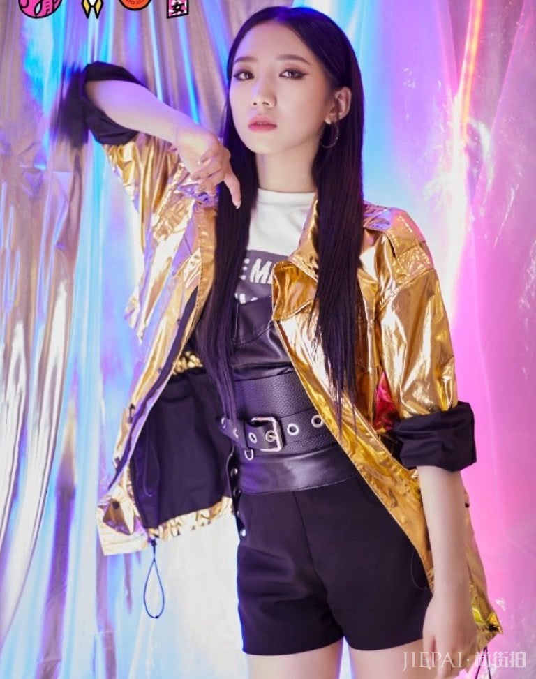 孟美岐力将半腿毒液靴穿出了堆堆袜的感觉,太少女!