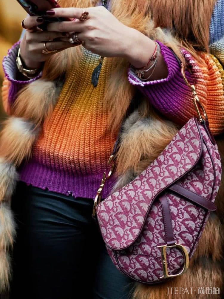 天气这么热,上街只缺一个腋下包了