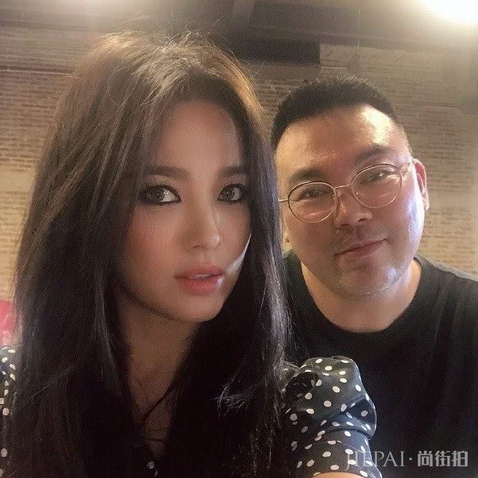 宋慧乔碎花裙搭配低马尾,这少女感也太强了吧