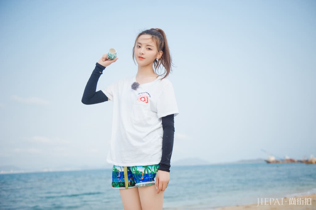 杨超越现身《创造营》,粉色连衣裙配厚底鞋,长发披肩美出新高度