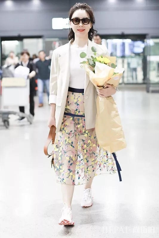 陈数穿刺绣纱裙成加分搭配!烂大街的淑女风搭配她照穿照样美