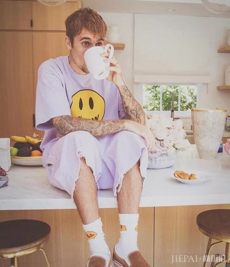 JENNIE、LISA都穿的这件内涵Tee,到底有多体面?