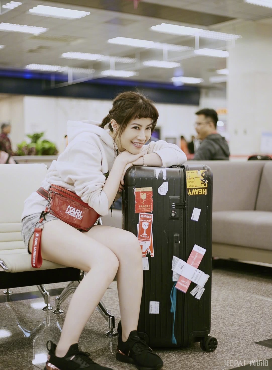 徐怀钰刘海配卫衣，新造型超年轻，看起来最多20岁