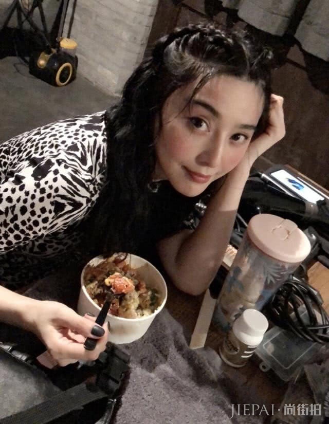 范冰冰高调解锁杂志封面！扎麻花辫留空气刘海依旧少女