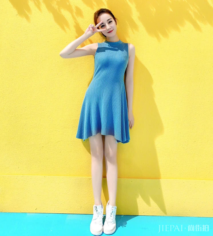 迪丽热巴穿热裤秀腿走活动，坐下用枕头遮挡