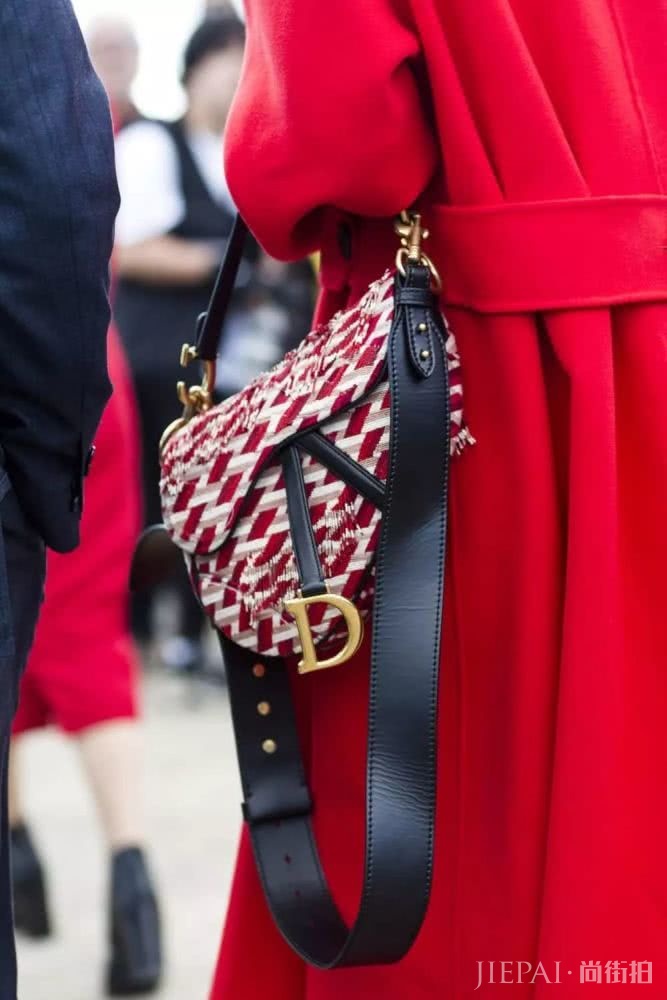 天气这么热,上街只缺一个腋下包了