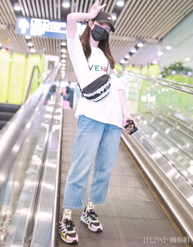 傅菁穿花裤子+“泥鳅鞋”现身,气场大开