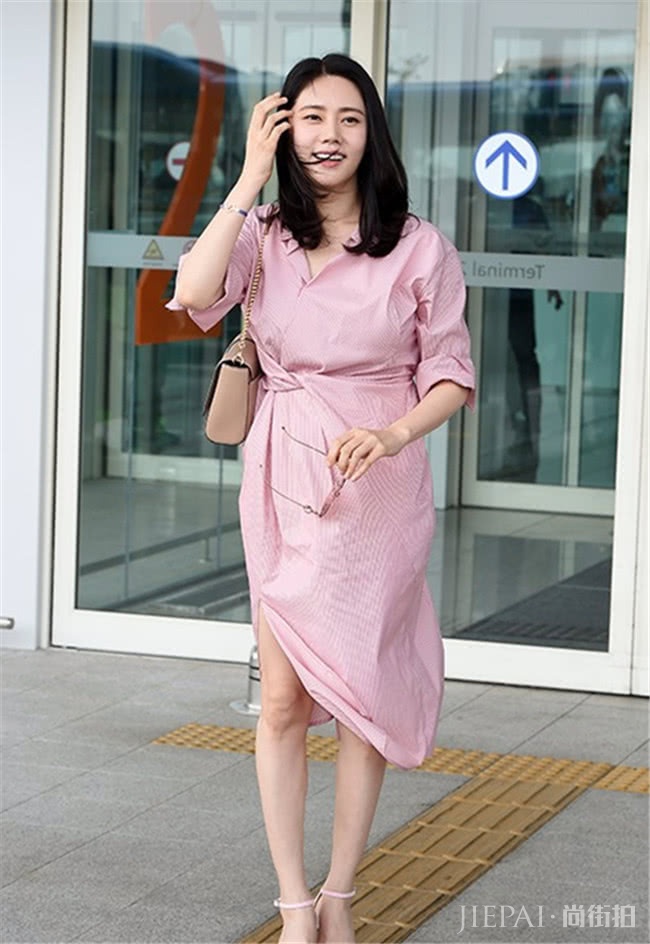 夏天想穿衬衫配裙子,学李沁谢娜穿衬衫裙,时尚还显气质