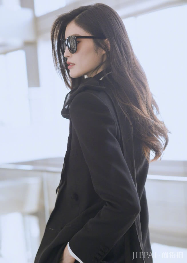 何穗穿西服套装气场强大，这样的气质绝对霸道女总裁