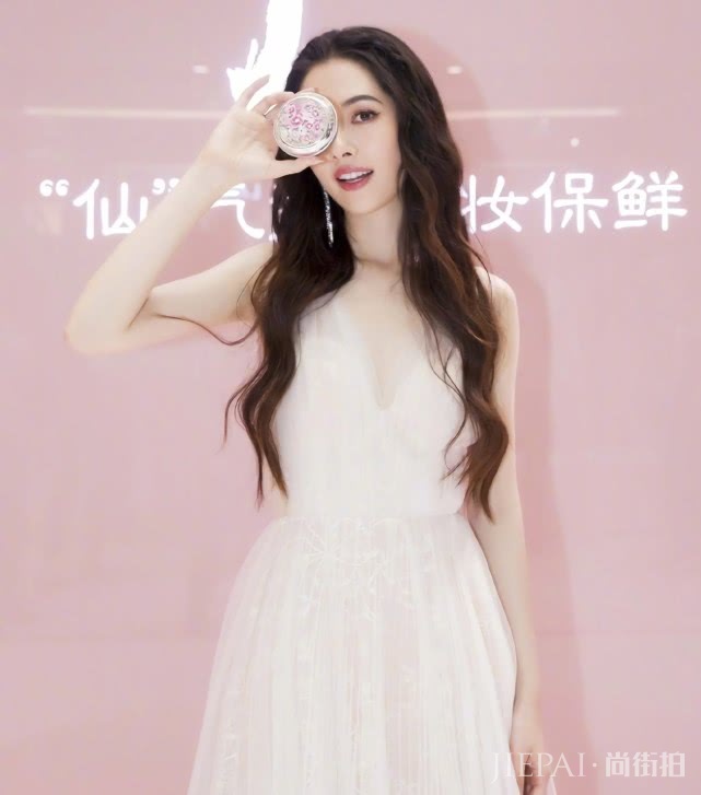 同样穿碎花裙,郭碧婷美似20岁,难怪能嫁入豪门!