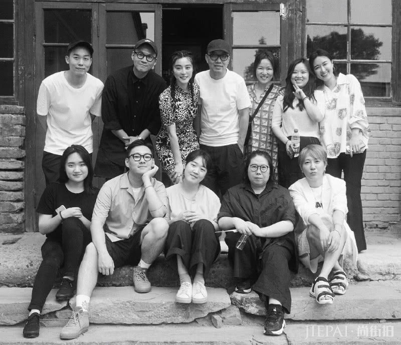 范爷全新写真公开复出成功？大合照站稳C位气场依旧