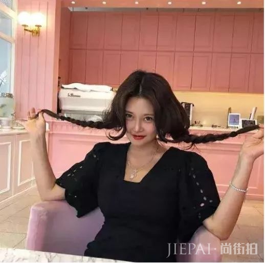 她是四小花旦里唯一没动过脸的,那比镰刀还细的山根是P出来的吗?