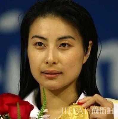 郭晶晶女儿曝光, 简直就是翻版朱玲玲, 难怪一出生爷爷就给10亿