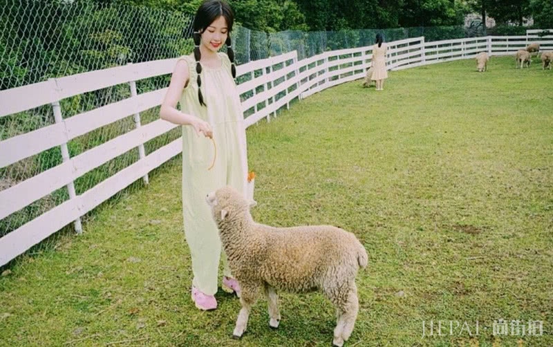 虞书欣穿绿色连体裤晒旅拍照清新可爱，成少女出游穿搭模板