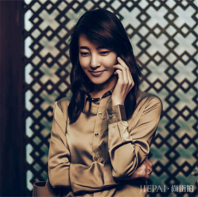 女人味十足的真丝衬衫,戚薇和李宣美穿同款,你pick谁?