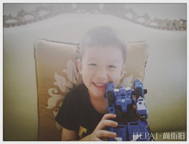 黄海冰晒照为5岁儿子庆生,小女儿罕见出镜,与包贝尔女儿神相似
