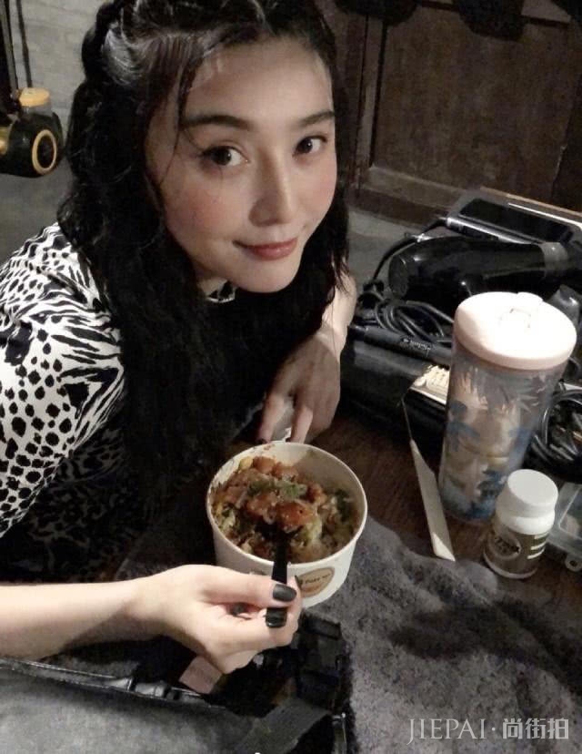 范冰冰高调解锁杂志封面！扎麻花辫留空气刘海依旧少女