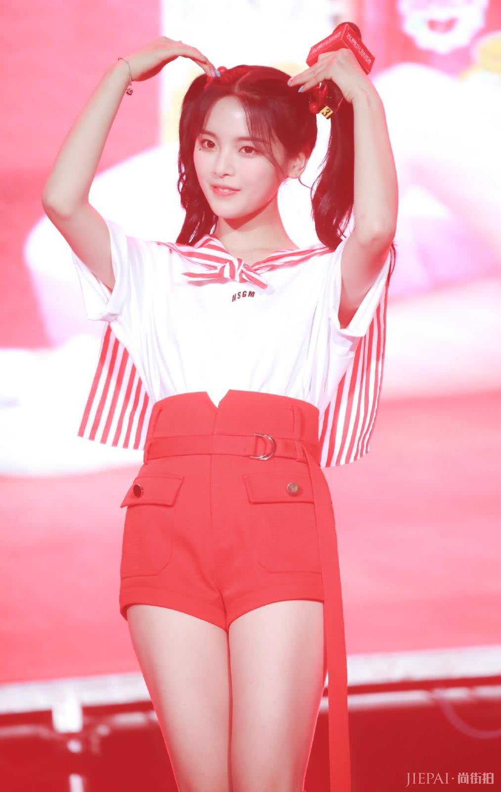 杨超越现身《创造营》,粉色连衣裙配厚底鞋,长发披肩美出新高度