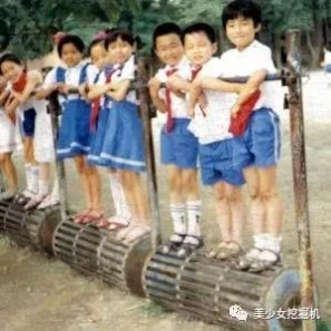 快30岁谭松韵靠丑哭的校服圈粉?百年前校服时尚又有民族特色