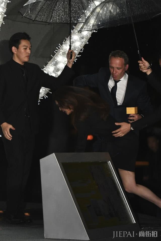 舒淇脚踩4寸高跟鞋出席活动雨天路滑不慎重摔，临危不乱赤脚离场