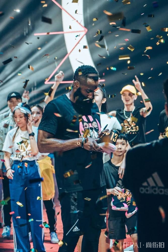 同样是透明匡威，或许它比 Virgil 那双更好看？