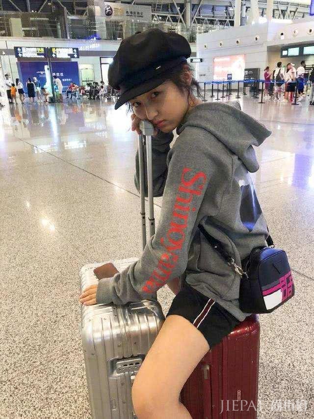 张子枫一袭纱裙亮相红毯,发型却成灾难