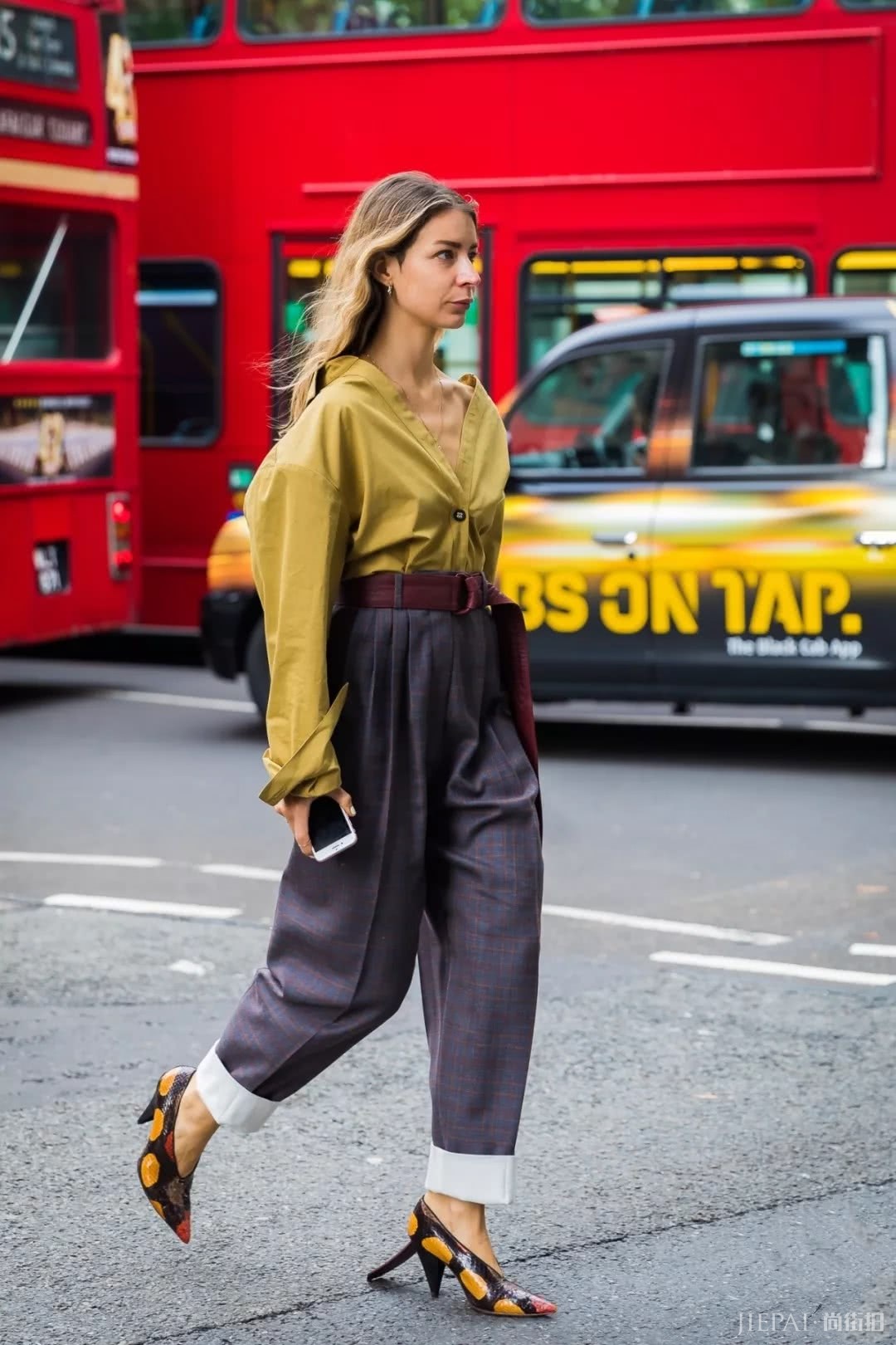 上班一族怎么搭配，教你一件衬衫就抢镜，超迷人