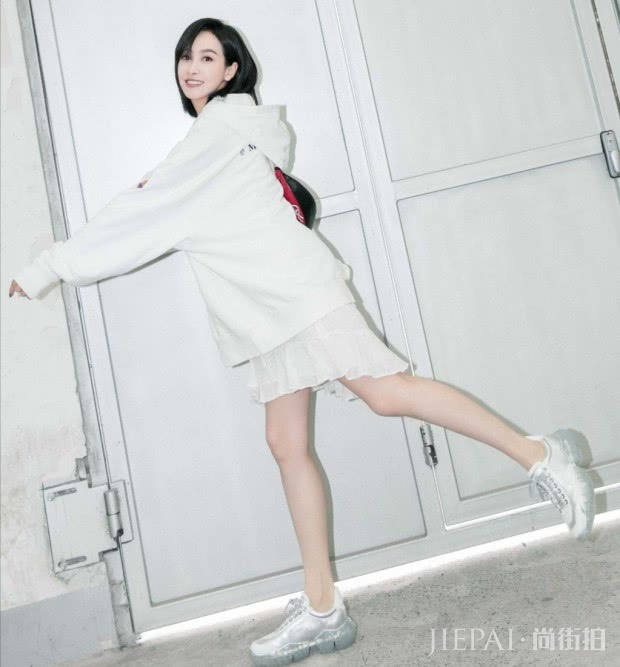 最近火了宋茜的“银耳裤”,不仅洋气还显腿长