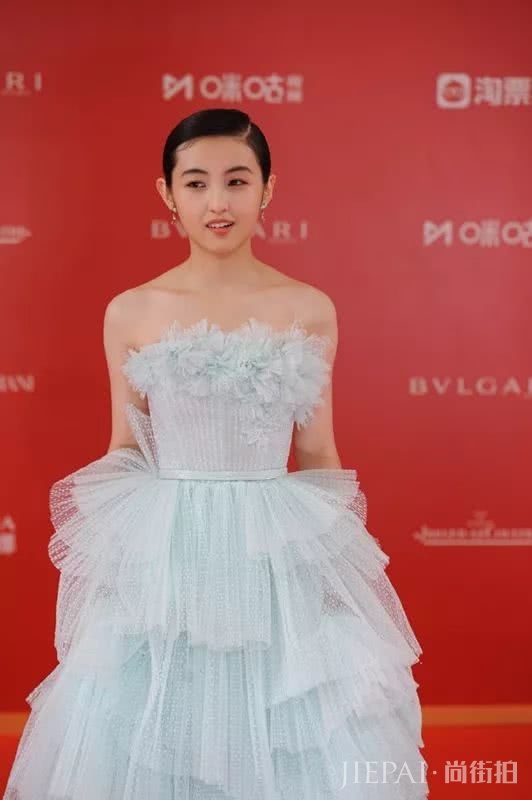 张子枫羽毛裙大秀直角肩,蛋糕裙尽显公主风