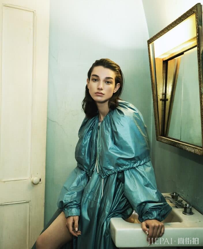 凭素颜行走时尚圈,一口气走了49场秀,广告还接到手软!