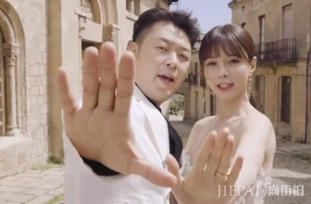 杜海涛沈梦辰婚纱写真首曝光,二人搂腰相依恩爱甜蜜,婚戒醒目