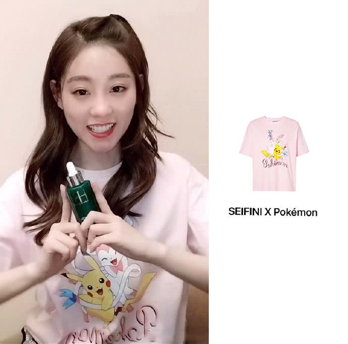 杨紫真可爱,穿皮卡丘T恤太萌了!