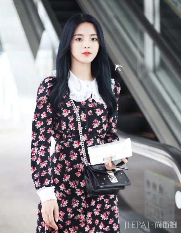 欧阳娜娜和杨超越撞衫！碎花裙配不同款鞋子，美得不分上下