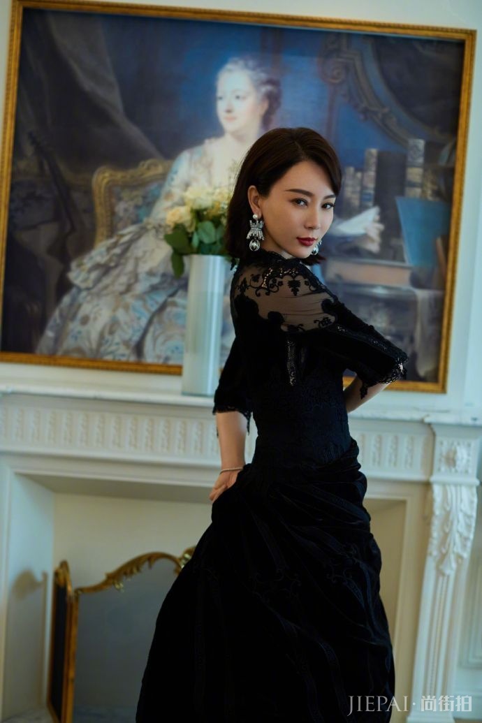 陈数晒蕾丝“黑天鹅”美照 越长越美