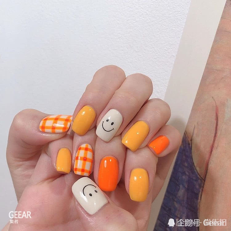 在Ins上爆红的美甲款式有这些!够胆挑战萤光色吗?