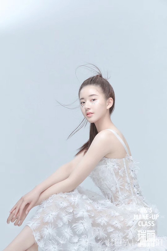 赵露思解锁杂志大片 纯白浪漫宛若芭蕾仙子