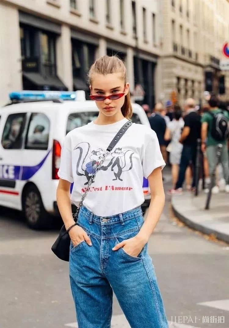 欧美街拍 今年夏天T恤这样穿又时尚还好看