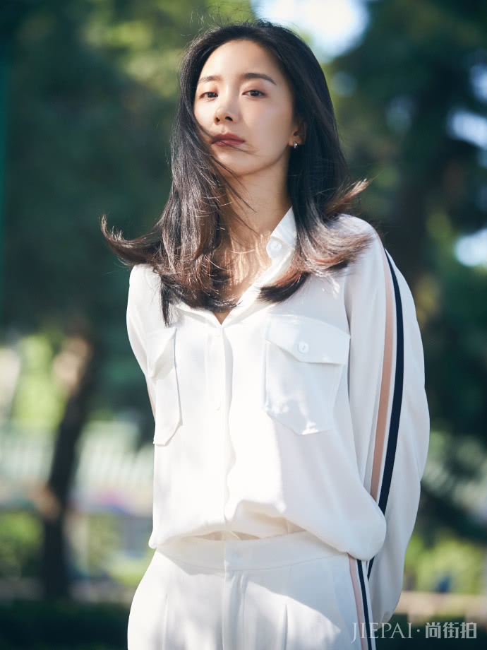 朱颜曼滋穿白色衬衫搭配阔腿裤清新灵动,给人初恋般的感觉