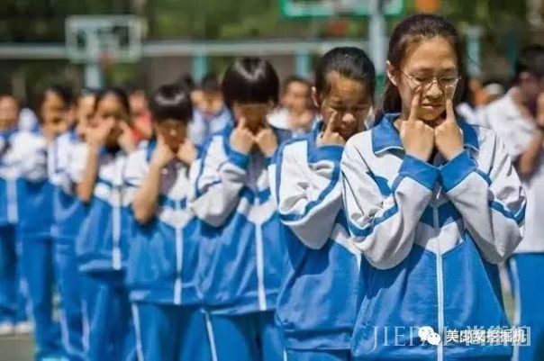 快30岁谭松韵靠丑哭的校服圈粉?百年前校服时尚又有民族特色