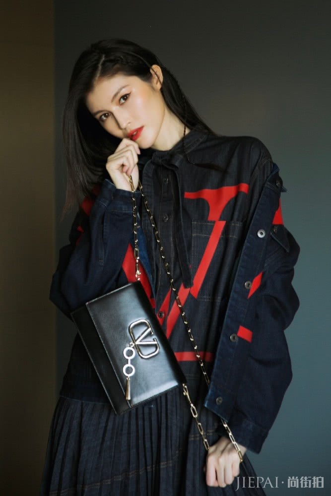 何穗公主卷发搭配衬衫连衣裙,青春靓丽又有少女感